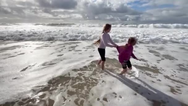 Kinder Laufen Der Küste Des Atlantiks Entlang Zwei Kleine Schwestern — Stockvideo