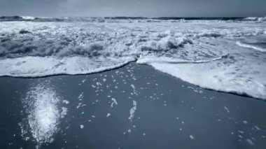 Atlantik Okyanusu 'nun boş sahillerindeki dalgaların mavi ve güzel akşam manzarası. Terk edilmiş güzel bir akşam güneşi okyanus plajı. 4k çözünürlük videosu