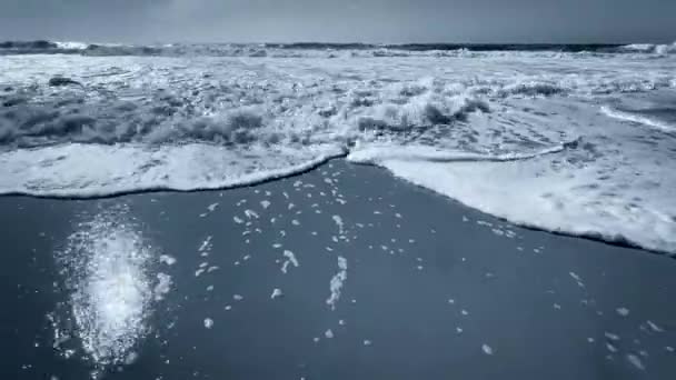Kék Gyönyörű Esti Kilátással Atlanti Óceán Üres Partjának Hullámain Elhagyott — Stock videók