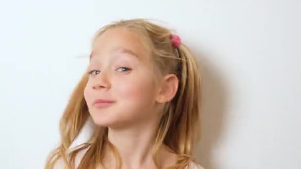 Симпатичная Семилетняя Блондинка Кивает Головой Отрицательно Качает Головой Балуется Улыбается — стоковое видео