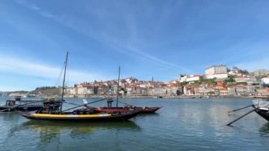 Porto, Portekiz - 20.03.2023: Porto, Douro nehri, köprü ve turist dolu küçük parlak tekneler, Portekiz seyahat videosu.
