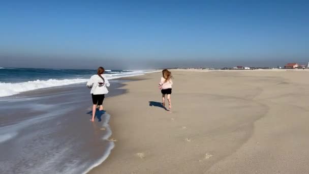 Дети Бегут Вдоль Побережья Тихого Океана Две Младшие Сестры Играют — стоковое видео