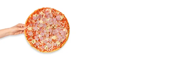 手を握るか または白で隔離されたおいしい肉ピザを取る 肉とチーズのピザの上からの眺め イタリア料理 ストリートフード ファーストフード クイック一口のための概念 コピースペース付きの長いバナー — ストック写真