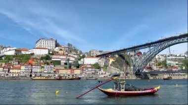 Porto, Portekiz - 20.03.2023: Porto, Douro nehri, köprü ve turist dolu küçük parlak tekneler, Portekiz seyahat videosu.