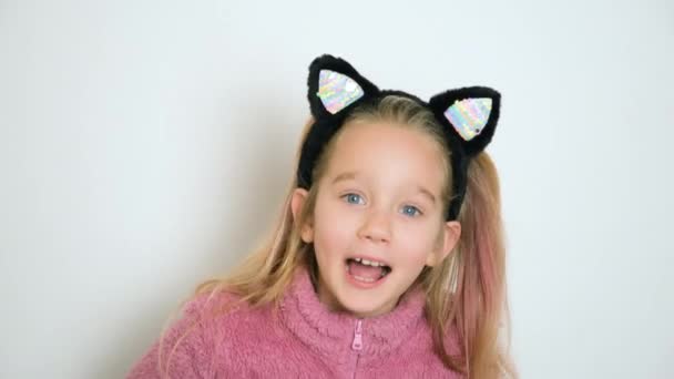Una Pequeña Chica Rubia Orejas Gatos Diadema Está Diciendo Algo — Vídeo de stock