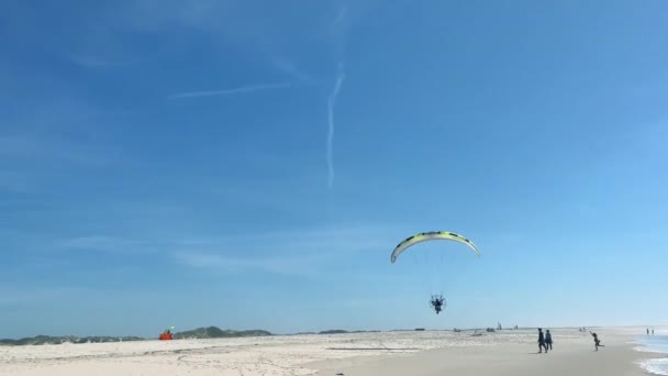 Aveiro Portugal 2023 Man Och Hans Hund Åker Motordriven Paraglider — Stockvideo