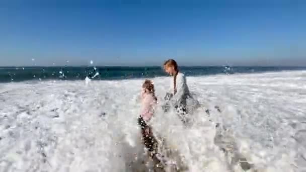 Dwie Młodsze Siostry Bawią Się Falami Plaży Oceanu Atlantyckiego Rodzinny — Wideo stockowe