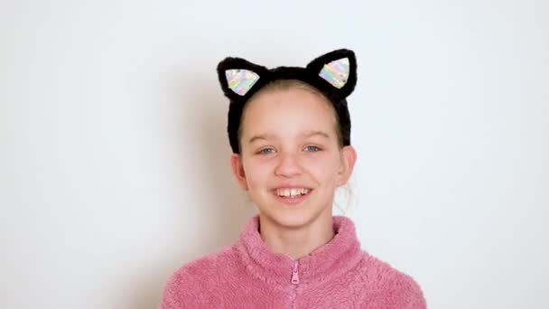 Piękna Nastolatka Opasce Uszy Kotów Aktywnie Coś Mówi Patrzy Kamerę — Wideo stockowe