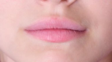 On bir yaşındaki kız ya da kız çocuğu dişçiye dişlerini gösteriyor. Ortodonti, diş sağlığı, diş teli kavramı