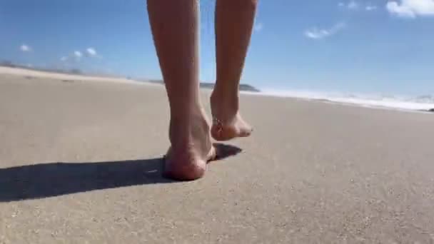 Çocukların Ayakları Bacakları Atlantik Okyanusu Sahilinde Yalınayak Yürüyor Koşuyor Dalgaların — Stok video