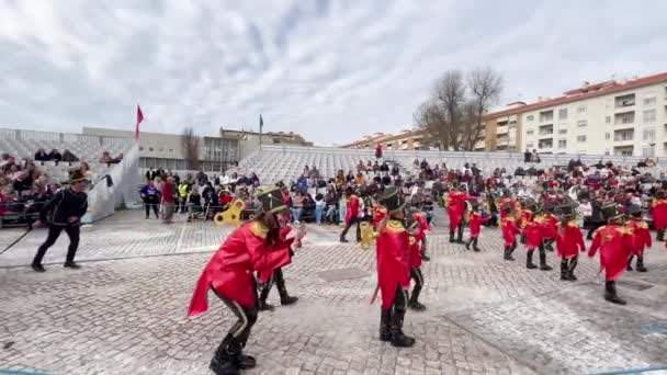 Estarreja ポルトガル 2023 伝統的な冬の年間Estarreja子供カーニバル ポルトガル 衣装音楽ダンス子供祭り — ストック動画