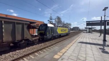 Estarreja, Portekiz - 20.02.2023: Portekiz 'in Estarreja kentinde yüksek hızlı bir yük treni istasyonundan geçer. 4K çözünürlüklü video hareket eden yük treni medway