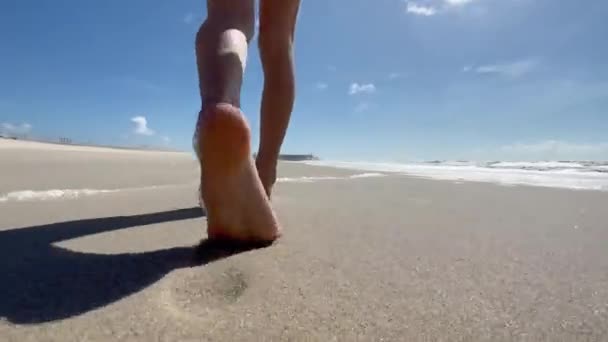 Дитячі Ноги Ноги Ходять Босоніж Бігають Атлантичному Узбережжю Дитина Грає — стокове відео