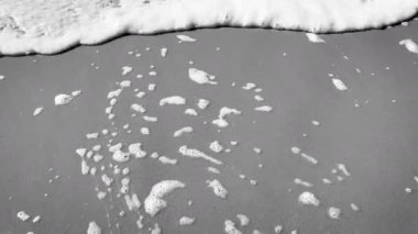 Atlantik Okyanusu 'nun boş sahillerindeki dalgaların siyah beyaz akşam manzarası. Terk edilmiş güzel bir akşam güneşi okyanus plajı. 4k çözünürlük videosu