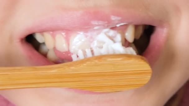 Bir Yaşındaki Kız Kız Çocuğu Dişlerini Doğal Malzemelerden Yapılmış Eko — Stok video