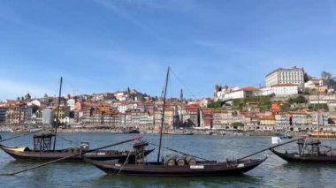 Porto, Portekiz - 20.03.2023: Porto, Douro nehri ve Portekiz seyahati için turist dolu küçük parlak tekneler üzerindeki güzel tarihi turistik manzara.