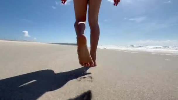 Pernas Pés Das Crianças Caminham Correm Descalços Praia Oceano Atlântico — Vídeo de Stock