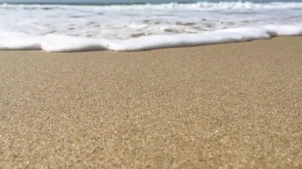 顶部视图4K分辨率视频横幅与沙子 泡沫和海浪 夏季海洋中沙滩上的俯瞰海滩和海水场景 自然与旅行概念 — 图库视频影像