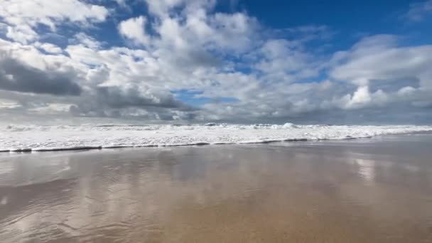 Sunny View Nagy Hullámok Atlanti Óceán Üres Partján Lassú Mozgás — Stock videók