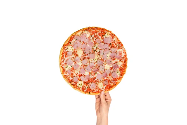 手を握るか または白で隔離されたおいしい肉ピザを取る 肉とチーズのピザの上からの眺め イタリア料理 ストリートフード ファーストフード クイックビートのコンセプト — ストック写真