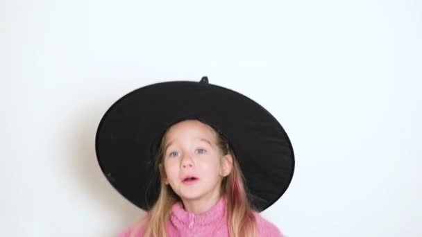 Una Niña Rubia Con Sombrero Bruja Negro Está Contando Algo — Vídeo de stock
