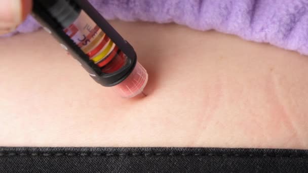 Kobiety Lub Dziewczęta Cukrzycą Stosujące Wstrzykiwacz Insuliny Wstrzykiwania Insuliny Domu — Wideo stockowe