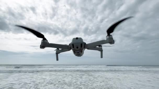 Dron Lub Helikopter Tle Oceanu Lub Morza Widok Dołu Nowoczesne — Wideo stockowe