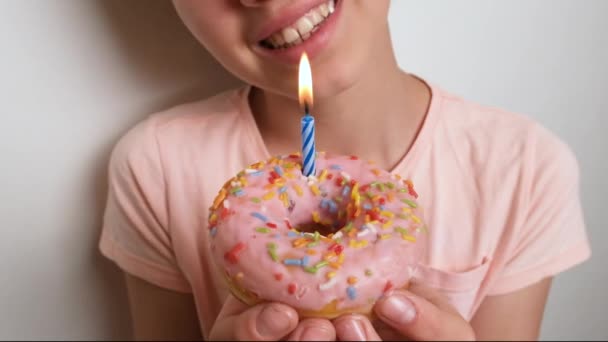 Šťastné Usměvavé Dospívající Děvče Sfouklo Svíčku Růžovém Koblihu Šťastné Narozeniny — Stock video
