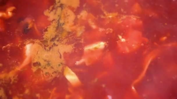 在平底锅中 可以近距离观看煮沸美味和多汁的红罗宋汤或甜菜汤 烹调食品配方和传统的乌克兰菜系 家庭健康食品 4K分辨率食品视频 — 图库视频影像