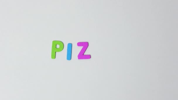 ピザという言葉は 色のついた木の文字を動かすことです ピザワードまたはレタリングストップモーション4K解像度ビデオ — ストック動画
