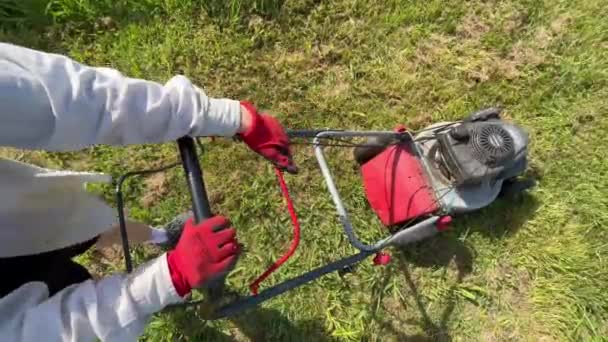 포르투갈의 2023 정원사가 가솔린 잔디깎는 기계로 잔디를 깎는다 잔디깎는 기계가 — 비디오
