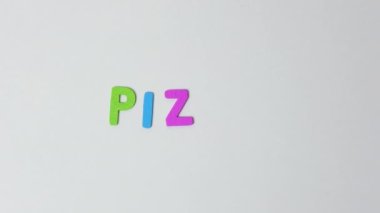 Pizza kelimesi hareket eden ahşap harflerden oluşur. Pizza sözcüğü veya harf durdurma hareketi 4K çözünürlük video.