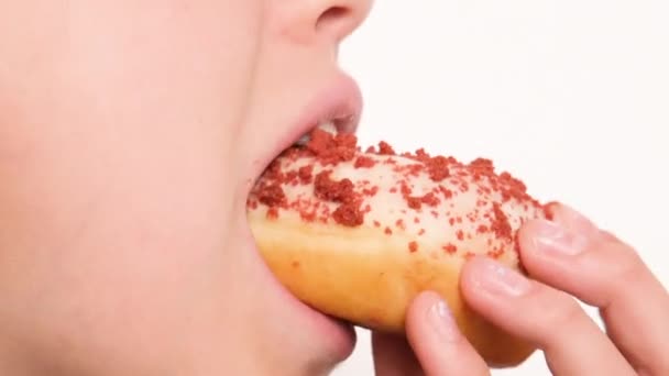 Een Close Van Een Kind Dat Graag Een Donut Eet — Stockvideo