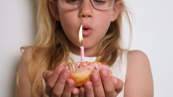 Dziewczynka Zdmuchnęła Świeczkę Różowym Pączku Wszystkiego Najlepszego Okazji Urodzin — Wideo stockowe