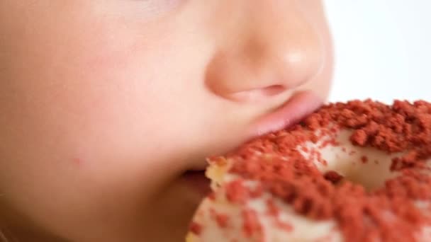 Uma Visão Perto Uma Criança Feliz Comendo Donut Uma Criança — Vídeo de Stock
