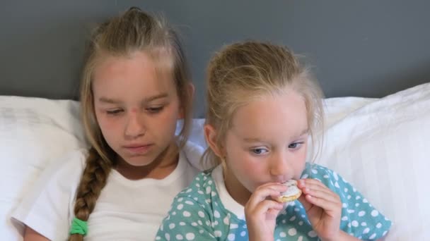 Gyerekek Nővérek Rajzfilmeket Néztek Nyalánkságot Sütit Ettek Közelkép Két Lány — Stock videók