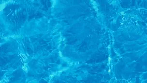 光の反射とスイミングプールで純粋な明るい青色の透明な水 フルHd解像度ビデオ プール内の水の質感 — ストック動画