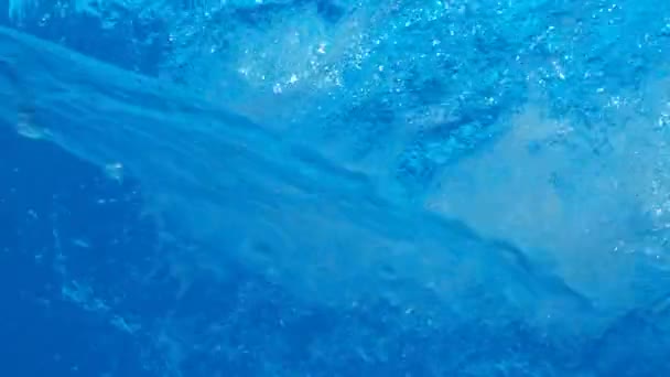 熱い浴槽の水 ホットタブやスイミングプールで輝く輝く明るい青の透明な水 スローモーションフルHd解像度ビデオバナー 浴槽内の水の装飾用ジェットまたは噴水 — ストック動画
