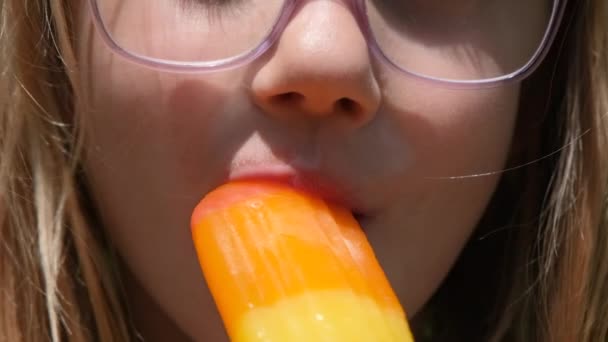 Nahaufnahme Eines Videoporträts Von Einem Mädchen Das Eis Isst Das — Stockvideo