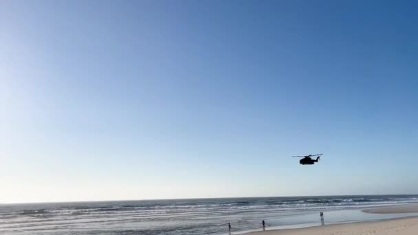 Helicóptero Resgate Passa Pela Costa Oceano Atlântico Helicóptero Voa Baixo — Vídeo de Stock