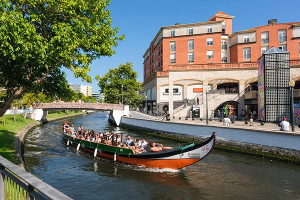 アヴェイロ ポルトガル 2023 観光客 ポルトガルとアヴェイロのリア アヴェイロの都市の水の運河を横断アヴェイロMoliceiro観光ツアーボートで表示します ポルトガルのアヴェイロ運河の伝統的なボート — ストック写真