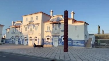 Aveiro, Portekiz - 15.07.2023: Portekiz 'in küçük bir kasabasındaki eski tren istasyonu manzarası. Aveiros beyaz taş istasyonu geleneksel Azulejo fayanslarıyla süslenmiştir.