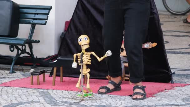 Aveiro Portekiz 2023 Sokak Kuklacıları Kuklacılıkla Gösteri Yapıyor Skelet Bebek — Stok video
