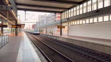 Aveiro, Portekiz - 15.07.2023: Aveiro 'daki tren istasyonundaki platform. Modern bir şehirlerarası tren Portekiz 'in Aveiro kentindeki bir tren istasyonuna ulaşır.