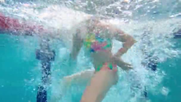 Kind Meisje Tiener Zwemt Onder Water Het Zwembad Een Video — Stockvideo