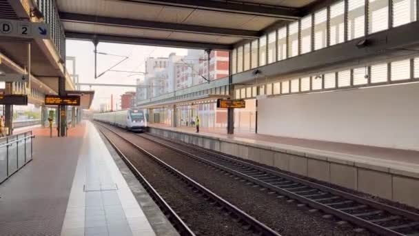 Aveiro Portugal 2023 Der Bahnsteig Bahnhof Aveiro Ein Moderner Intercity — Stockvideo