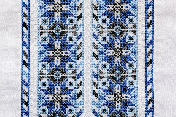 乌克兰男人绣花衬衫的一个元素的特写 乌克兰传统刺绣是用蓝色调做的 — 图库照片
