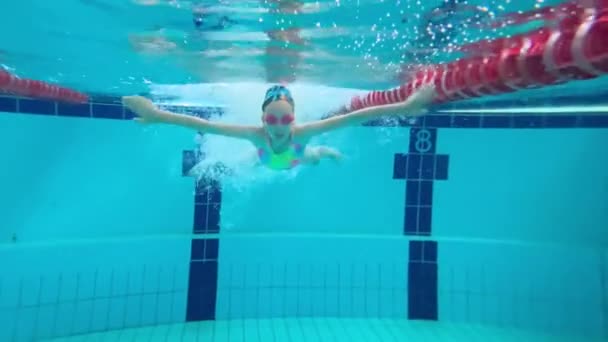 Kind Meisje Tiener Zwemt Onder Water Het Zwembad Een Video — Stockvideo