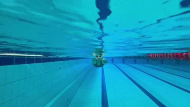 Meisje Vrouw Zwemt Onder Water Het Zwembad Het Schieten Van — Stockvideo