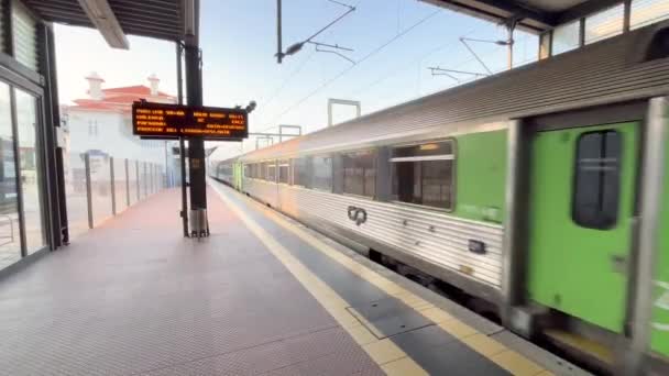 Aveiro Portugal 2023 Ein Moderner Intercity Zug Verlässt Den Bahnsteig — Stockvideo